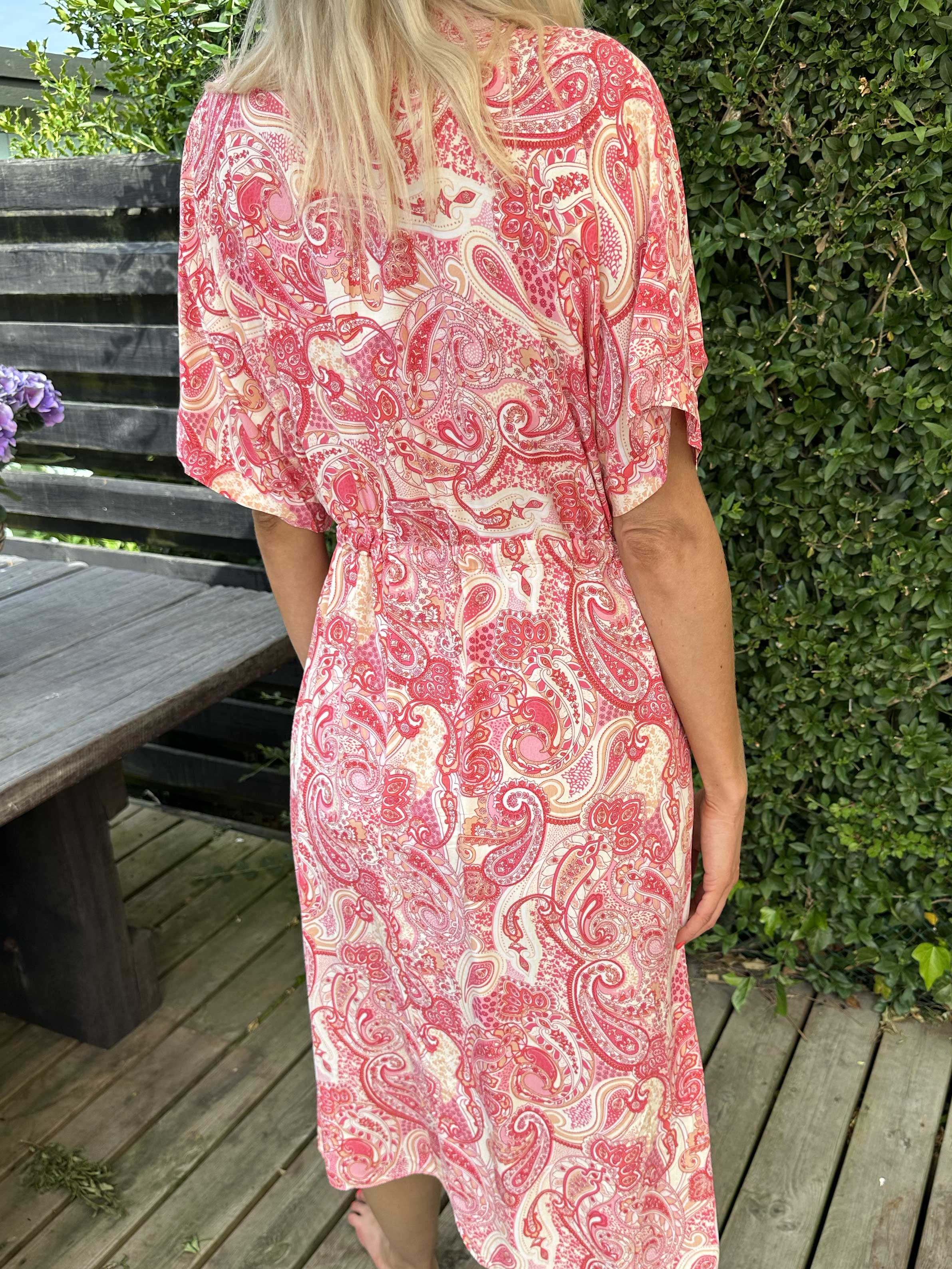 Cali - Sød kjole i viskose med paisley mønster og bindebånd